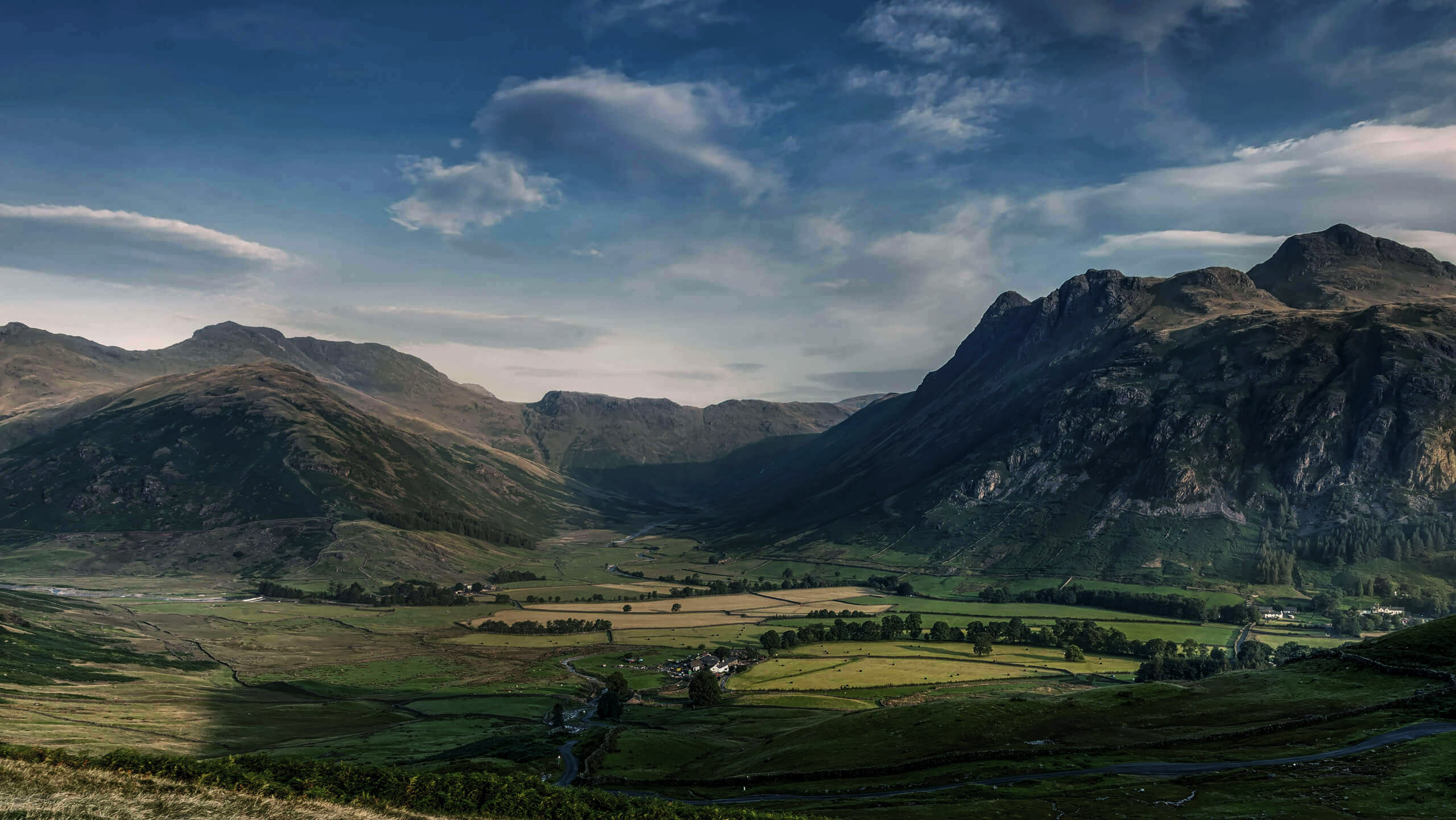 A beautiful mountain range is pictured.